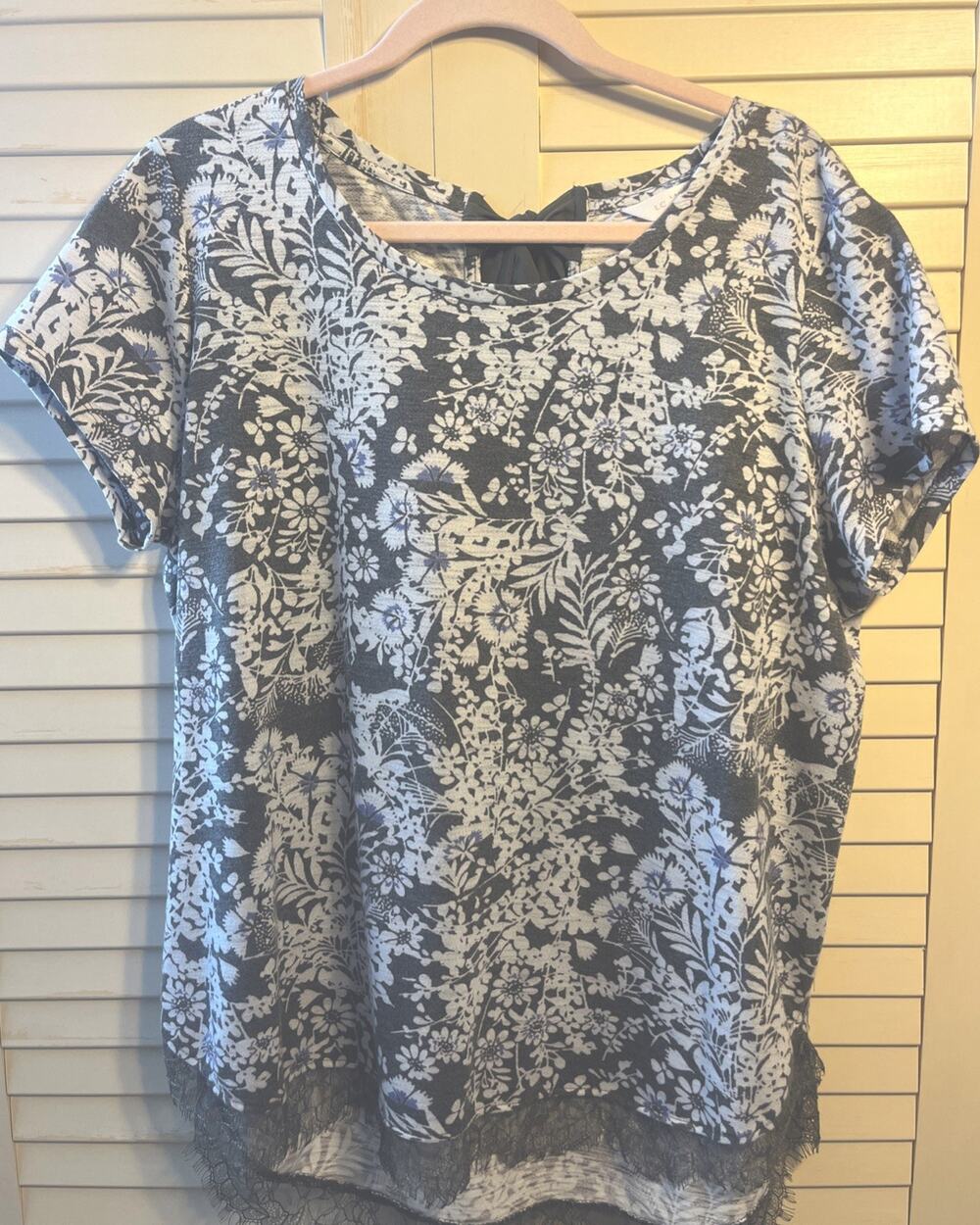 Women’s Lauren Conrad Short Sleeved Blouse Size XL Gray White And Blue Lace trim